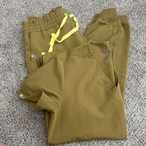 FIGS Olive Jogger Scrub Set